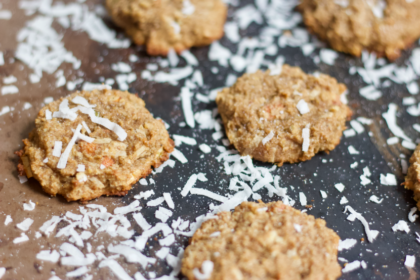 Coconut Gingerbread Cookies | Healthy Helper @Healthy_Helper Soft n' chewy gingerbread cookies with a subtle taste of coconut deliciousness! Sweetly spiced and perfect for the holiday baking season. Vegan, gluten-free, and naturally sweetened.
