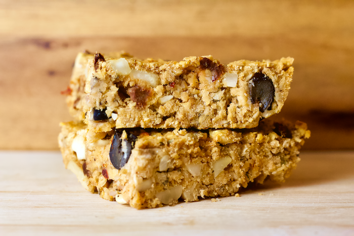 Vegan Pizza Snack Bars | A savory snack bar made from a blend of oats, flax, spices, and herbs! These hearty bars are perfect for breakfast, snacks, or to satisfy your pizza cravings. They are vegan, gluten-free, and sugar-free as well.