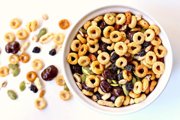 Brain Boosting Breakfast Trail Mix | Looking for a quick, healthy breakfast for on-go-eating? This Brain-Boosting Breakfast Trail Mix has all the nutrients you need to fuel up and feel energized for the day. Whole grains, healthy fats, protein, and even a bit of chocolate!