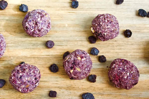 Soft oat bites with all the taste and sweetness of fresh blueberries. Bursting with flavor, rich in antioxidants, and full of fiber. Vegan, gluten-free, and no added sugar! 