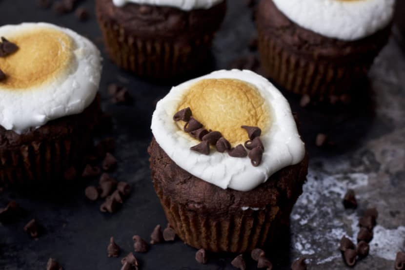 Fudge Ripple S'mores Muffins | Healthy Helper @Healthy_Helper All the flavor of your favorite childhood treat bundled into a light n' fluffy, fudge-filled muffin! Topped with a perfectly golden marshmallow and stuffed with graham cracker pieces, these gluten-free muffins make the perfect healthy snack or sweet treat for the family!