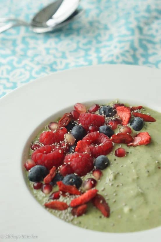 Green Smoothie Bowl with Matcha and Berries | Healthy Helper @Healthy_Helper