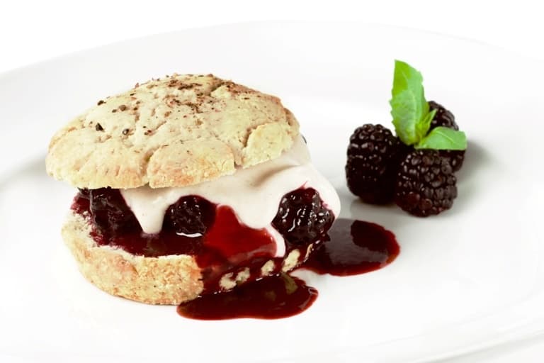 Blackberry Vegan Shortcakes with Cashew Cream | Healthy Helper @Healthy_Helper