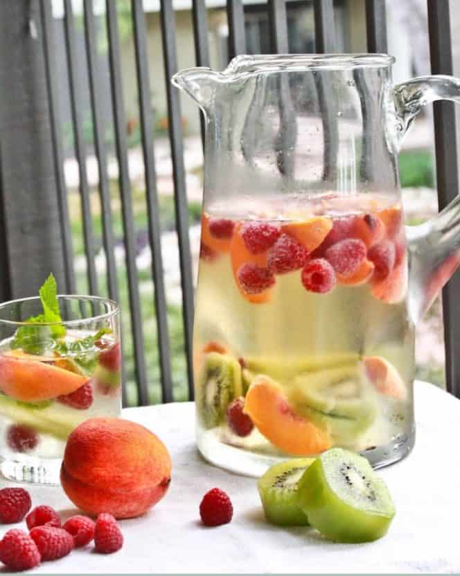 12 Healthy Drinks to Celebrate the End of Summer | Healthy Helper @Healthy_Helper Say 'so long' to the season with these healthy beverages that were made for summer sipping! Refreshing, light, and made with wholesome ingredients, you'll want to reach for these drinks for your next get together with friends or nightly treat! 