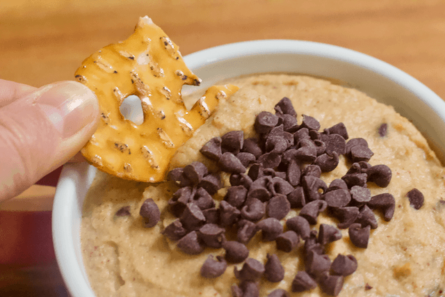 Chocolate Chip Cookie Dough Dessert Hummus | Chocolate Chip Cookie Dough Dessert Hummus that tastes like freshly mixed cookie dough. Creamy and rich with tons of chocolate chips mixed in. Perfect for satisfying all your cookie cravings the HEALTHY way. Vegan, gluten-free, and low in sugar.