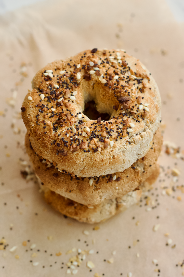 Your favorite salty n' savory Everything bagels gone vegan and gluten-free! Made in the Air Fryer, these healthy, whole-grain bagels are low-fat, high-protein, oil-free, and require no boiling/baking. Easy to make and SO delicious with your favorite vegan cream cheese spread.