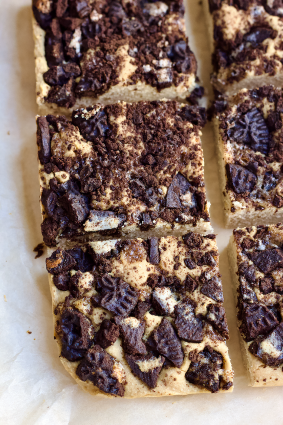 Gluten-Free Peanut Butter Oreo Protein Bars are the perfect healthy dessert for peanut butter and chocolate lovers! They're high fiber, dairy-free, and have no added sugar.